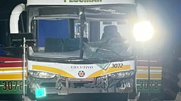 Uno de los micros con hinchas de Estudiantes que protagonizó el triple choque en la Ruta 8. Uno de los micros con hinchas de Estudiantes que protagonizó el triple choque en la Ruta 8.