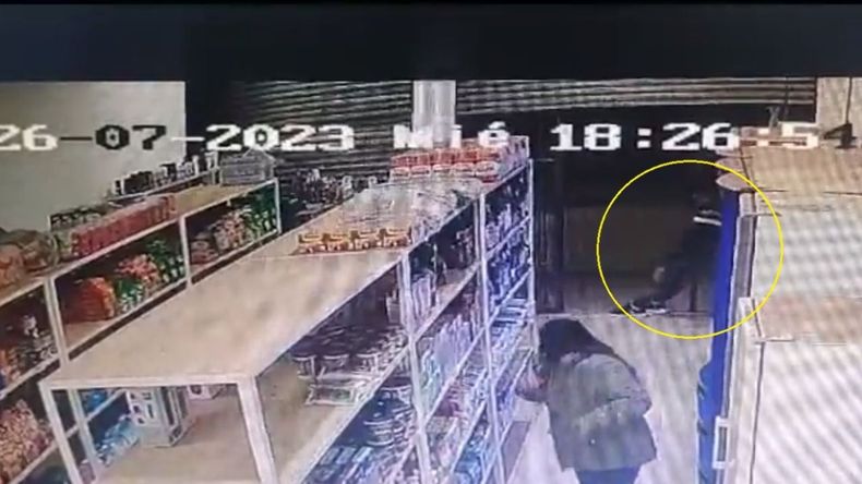 Una persona falleció y otras dos resultaron heridas de gravedad tras ser atacadas a tiros en un supermercado.&nbsp;