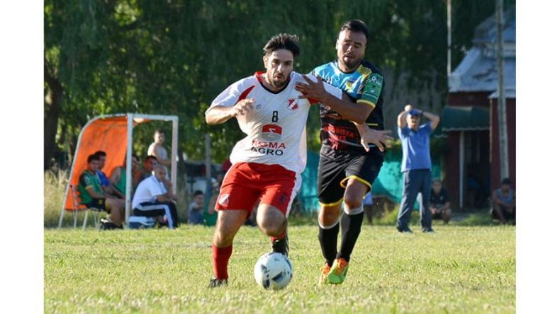 (Fredy Caballero). GOLEADOR. López Camelo escapa de un defensor. El volante marcó la diferencia..