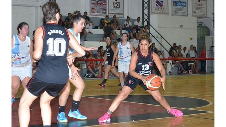 JUGADA + FIGURA. Mariana Barrios fue la clave del triunfo; terminó como goleadora con 12 puntos..