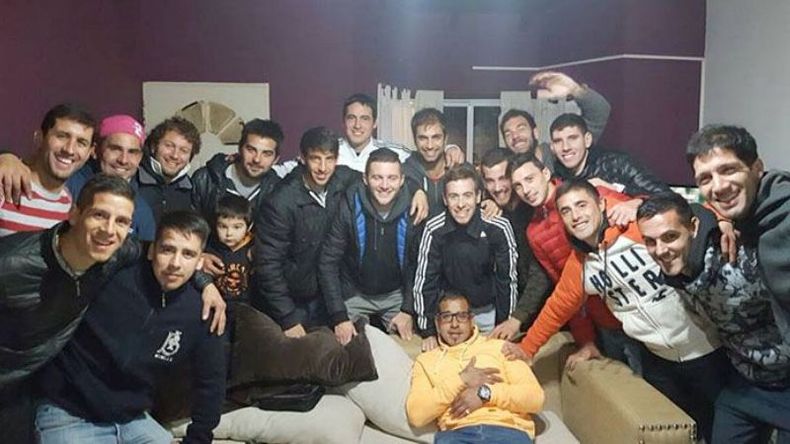 La banda presente. Para festejar el doble ascenso logrado con Fénix hace un par de temporadas, los jugadores que integraron esos planteles se reunieron para festejarlo y recordar las anécdotas. “Con esta banda que tantas alegrías me dio. Este grupo siempre estuvo unido y logró muchas cosas importantes e inolvidables... la banda del Feee que va a quedar en la historia...”, expresó Joaquín Marcos, en su Facebook..
