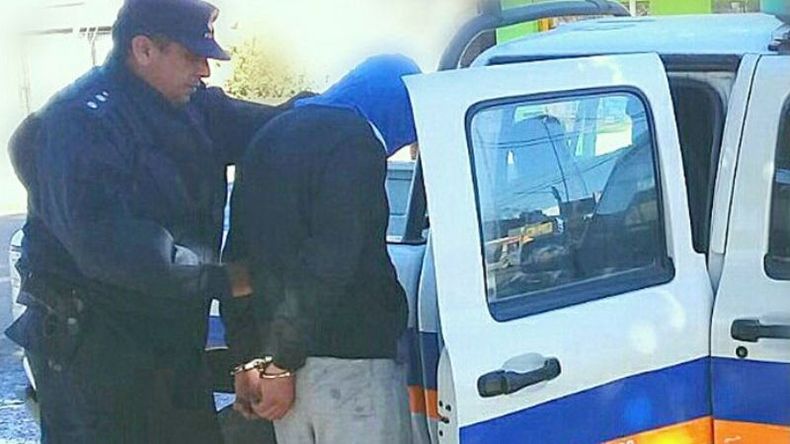 ESPOSADO. La policía se lleva a uno de los dos detenidos..