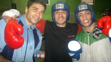 PROMESAS. Fernández y Haedo custodian al sparring, Luis Escobar. .