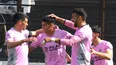 FIGURA. Vergara recibe el saludo de Crocco y Rodríguez tras anotar el 1-0 parcial.