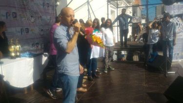 SÁBADO AL SOL. Ducoté premió a los ganadores del fútbol callejero y confió en que la política retomará su curso..