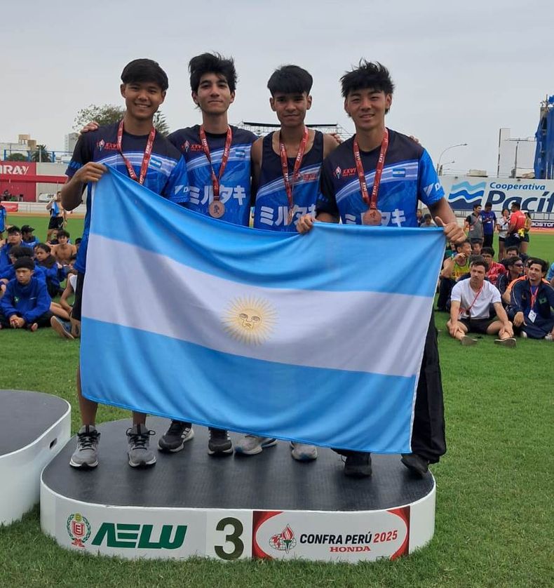 BRONCE. Hamasaki (izq.) en el podio con sus compañeros de Posta 4x400.