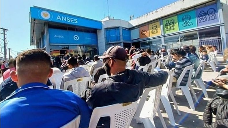 COLA. Cientos de personas se acercaron a las oficinas de ANSES para tratar de inscribirse al beneficio..