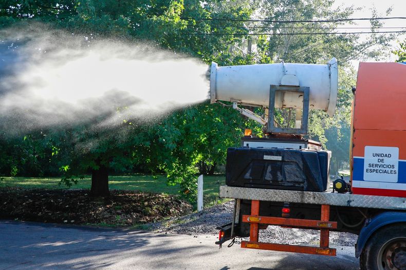 FUMIGACIÓN. Se está llevando a cabo en distintos barrios de Pilar.