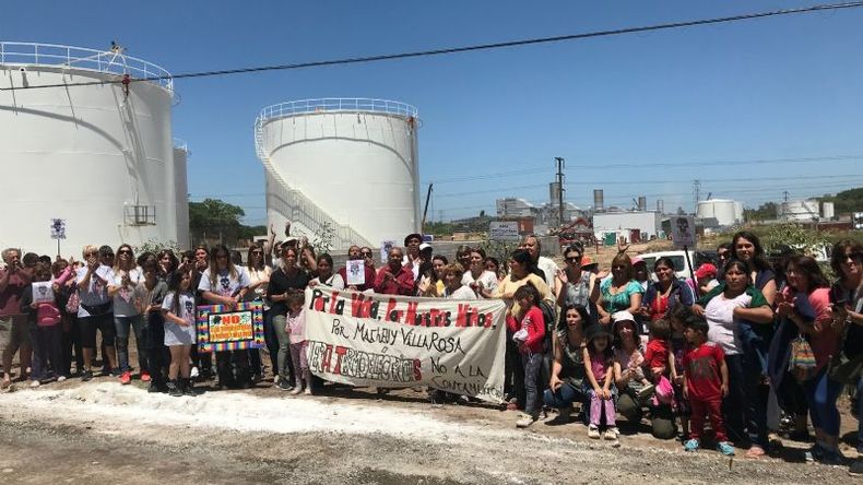 NO A LAS TERMOELÉCTRICAS. El pedido se repitió ayer frente a las plantas..