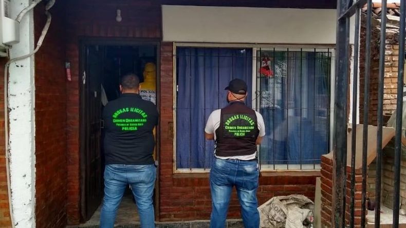 El hombre de 22 años fue detenido con marihuana y pastillas de éxtasis para la comercialización. .