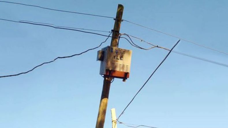 Soy vecina del barrio Buen Amigo. Necesito que hagan público lo que posiblemente va a ser una desgracia! Tenemos un poste caído en la calle Alem. Atrás de la fábrica Argshoes y casi en la esquina del country Mapuche. Y lo están sosteniendo sus mismos cables. Sería bueno que lo hagan público ya que varios vecinos llamaron y Edenor brilla por su ausencia. Desde ya, muchas gracias! Karina Puyol..