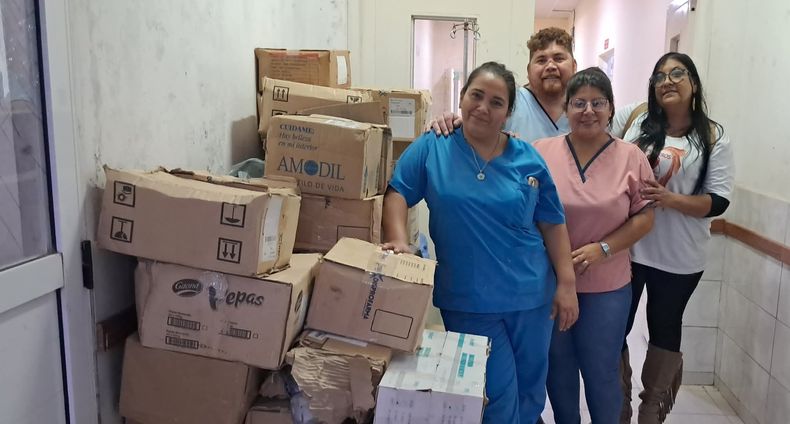 Enfermeros Solidarios de Pilar recolectan donaciones realizadas por los vecinos del distrito.