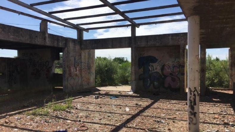 ESCENARIO. La construcción abandonada en la que se produjo el ataque..