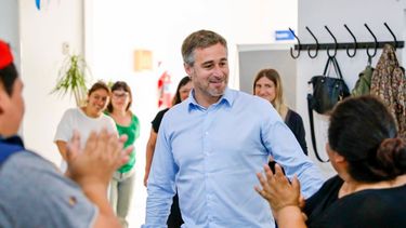 CON LAS VECINAS. Federico Achával recorrió el centro y dialogó con los