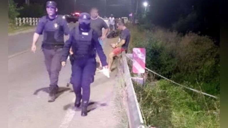 CURVA PELIGROSA. La policía trabaja en el lugar del accidente fatal, sobre el puente del arroyo Pinazo. Foto @juancaimpacto.