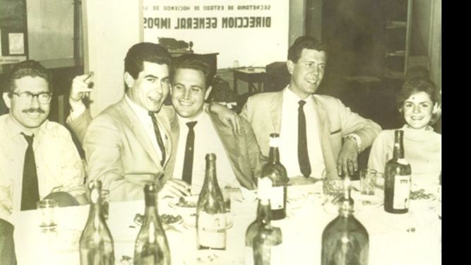 Un día de festejo en la primera oficina en Pilar de la Dirección General Impositiva llegada a nuestro Partido. Fue a principios de 1960 siendo su primer jefe Omar Aldo Pulgar. En la foto: Barabas, José Agustín Rodríguez, Omar Lasa, Pulgar y Nelly Porrez..