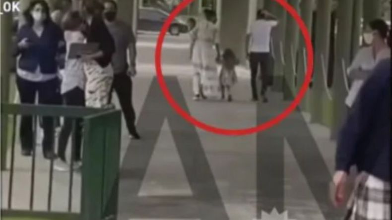 La China y Nicolás Cabré junto a los hijos que ella tiene con Benjamín Vicuña, recorriendo el colegio Los Robles. Foto: Los Ángeles de la mañana. .