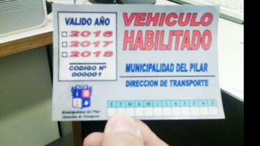 CAMBIO. Así será la oblea que exhibirán los autos habilitados..