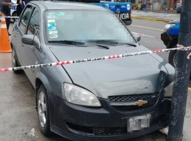 CORSA. Tras descompensarse, el remisero impactó el auto contra un poste de luz.
