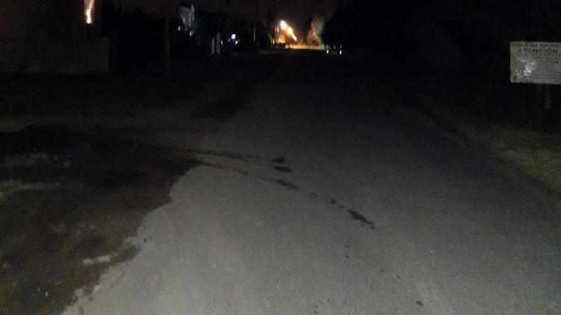 A OSCURAS. Así estaba hasta ayer la calle Corrientes, principal acceso a Parque Irízar..