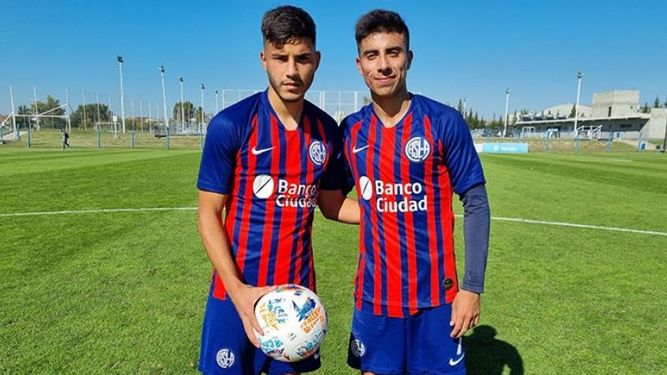 PELOTA EN MANO. Leguizamón junto a Lucero, los goleadores..