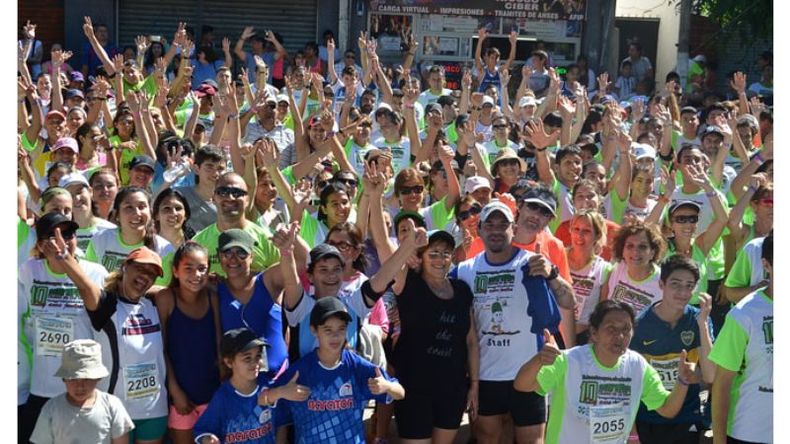 ¡Todas las manos arriba!. La entrada en calor en la previa del Maratón de Del Viso se hizo con un escenario en el que dictaban distintos movimientos para los músculos y articulaciones. Los brazos en alto generaron una divertida imagen de la numerosa concurrencia de atletas listos para la competencia..