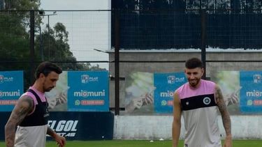 PRÁCTICA. Dani González tiene la pelota ante la mirada de Puch. PRÁCTICA. Dani González tiene la pelota ante la mirada de Puch.