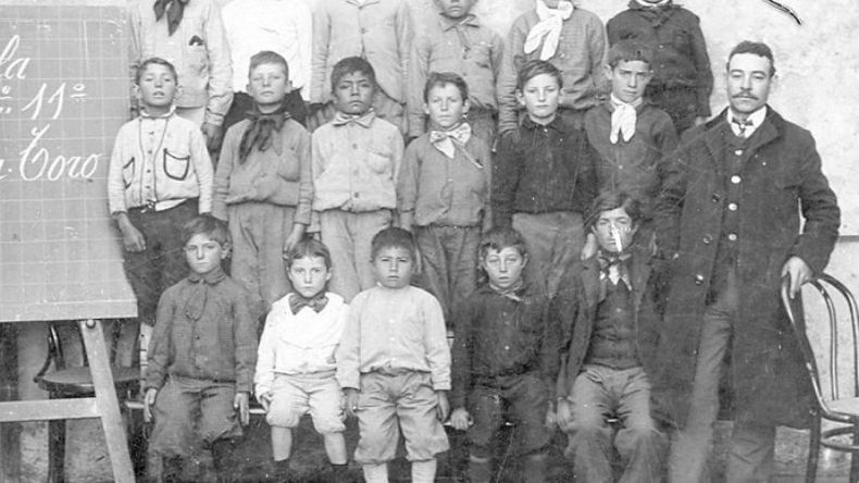 Una de las imágenes escolares más antiguas del distrito. Se calcula que data de 1901 y muestra a alumnos de la Escuela Nº 11 de Derqui, posando junto a su maestro. .