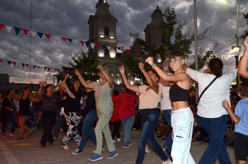 SE ARMÓ EL BAILE. El público se animó a la chacarera, en medio de la plaza 12 de Octubre.&nbsp;