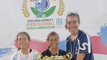 BICAMPEONA. Sofía Sosa (centro) con la Copa del Mundo junto a Gracia Sosa y Micaela Segovia, tras consagrarse en India. BICAMPEONA. Sofía Sosa (centro) con la Copa del Mundo junto a Gracia Sosa y Micaela Segovia, tras consagrarse en India.