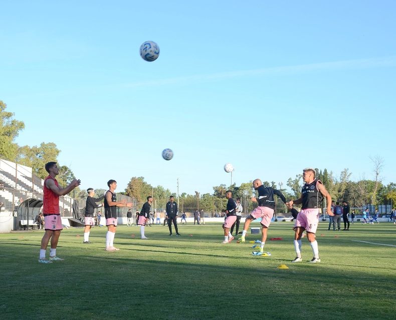 Los jugadores de Real Pilar hicieron el ltimo entrenamiento en el estadio previo al viaje a Rafaela