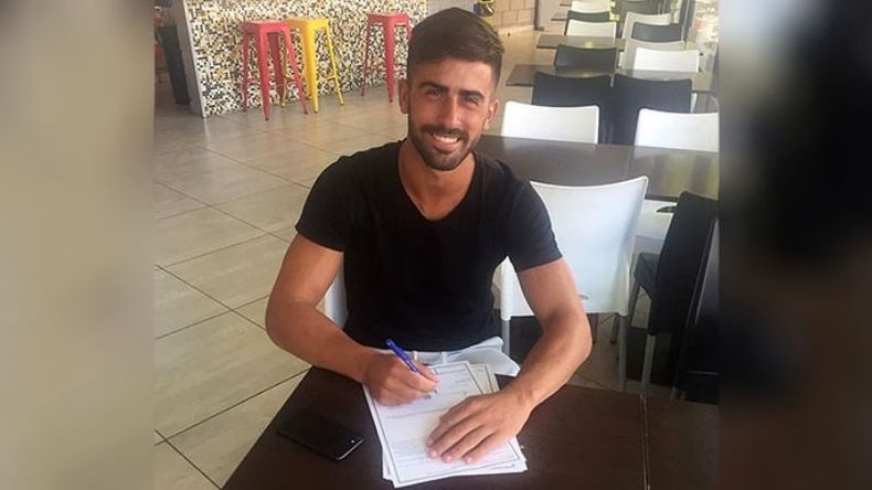 (@PrensaComu). Arricau firma el contrato..