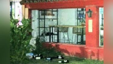 En su huida, el ladrón arrojó las botellas que había robado del lugar. .