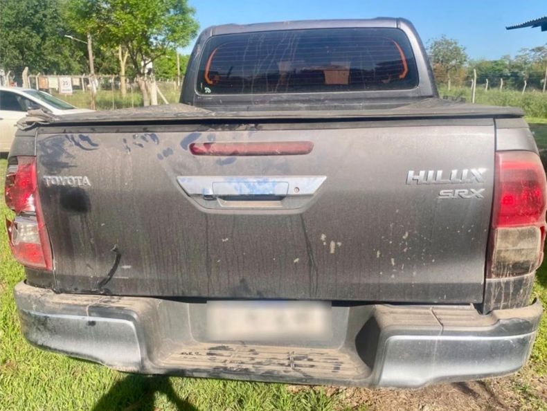 Los ladrones huyeron en la camioneta de las víctimas, que fue recuperada durante el operativo policial.