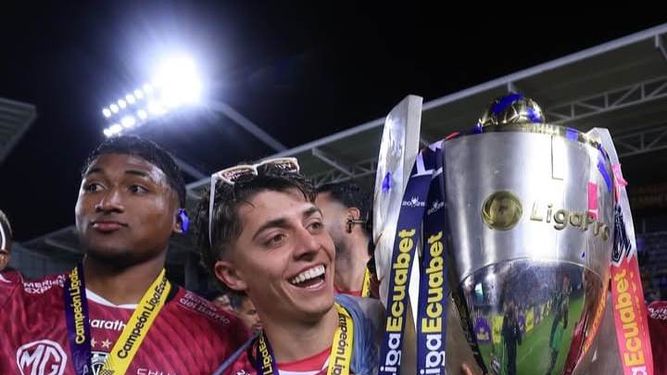 PRIMERA ESTRELLA. Thiago Santamaría con la copa de campeón 2025.