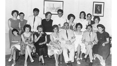 Empleados municipales junto al intendente Juan Sanguinetti (sentado en el centro), en 1961. Años después el hospital de Pilar se bautizaría con el nombre del mandatario..