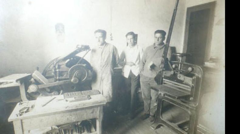 Severo Forte y Miguel Fortez, en su taller de impresión..