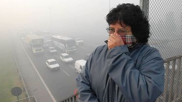 Una mujer busca evitar los efectos de la nube de huno que cubrió la ciudad el 18 de abril. Por la situación, fue necesario hospitalizar a una docena de chicos. .