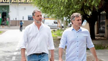 CAMINATA. Santiago Laurent y Federico Achával recorrieron los nuevos asfaltos de la calle Suiza.