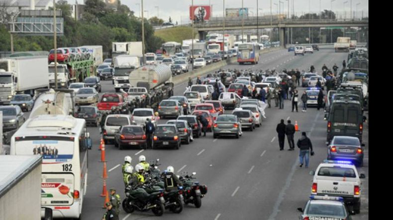 Los autos de los manifestantes bloquearon el tránsito más de una hora..