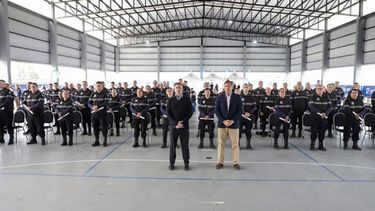 EGRESADOS. Achával y Kruse, con los agentes que fueron capacitados en el Centro de Formación..