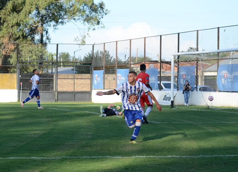 GOLAZO. Franco Romano la clavó al segundo palo para marcar el 5-0.