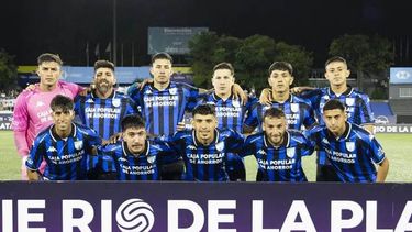 EQUIPO. El arquero Ingolotti integró el once inicial de Atlético Tucumán en Uruguay.