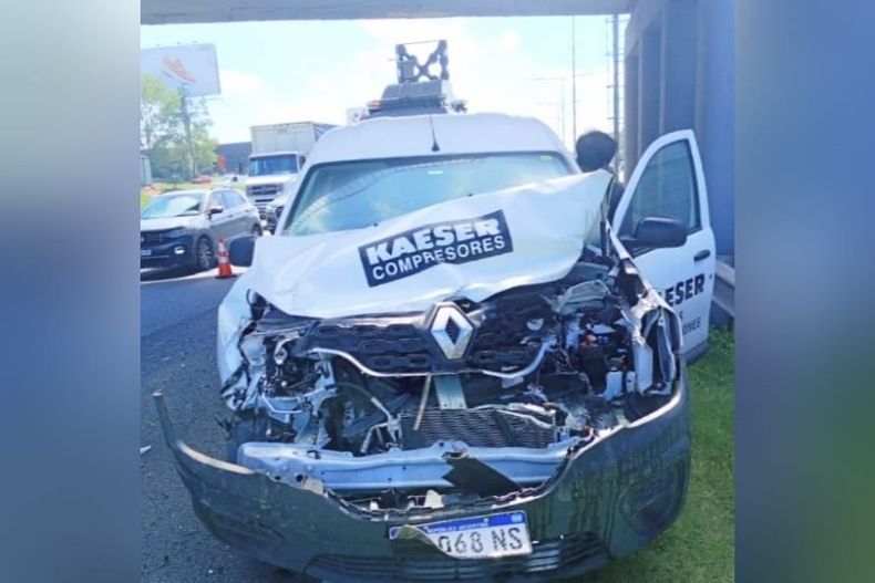 CHOQUE: Una kangoo impacta a un patrullero dejando dos policías heridos.