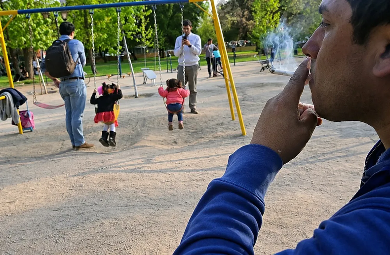 LIBRE DE HUMO. Impulsan una ley para prohibir fumar en plazas, parques y espacios públicos.