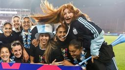 VUVUZELA. Annika Paz con la trompeta albiceleste festeja la clasificación. VUVUZELA. Annika Paz con la trompeta albiceleste festeja la clasificación.