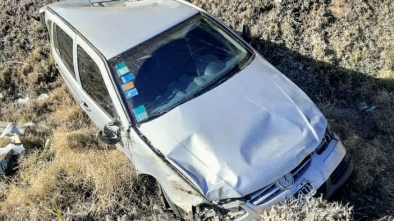 EN LA ZANJA. VW Gol volcado en Ruta 34. Su conductor, de 21 años, resultó herido. .