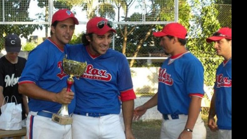 Los referentes de Pilar SC con la copa del Torneo Oficial de Buenos Aires..