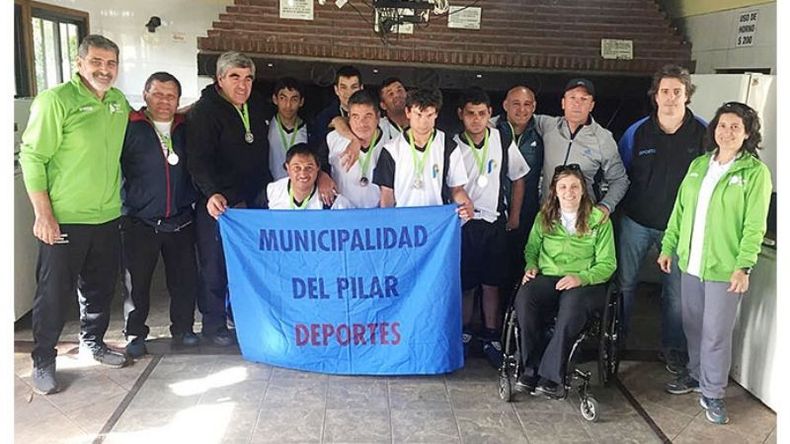 PLATA. Los chicos de la categoría PC del Fútbol Especial posan con sus medallas..