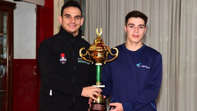 Villegas y Thoss con el trofeo de subcampeones metropolitanos..